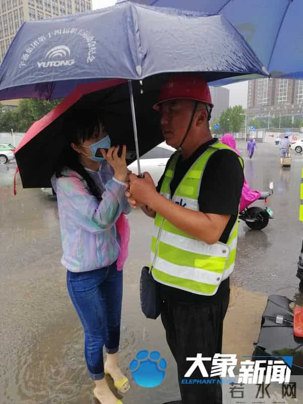 女游客卷入电动步道腿被夹断