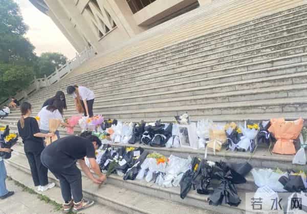 长沙学生自发前往倒塌事故地献花