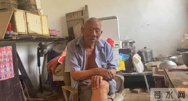 孙女帮八旬爷爷实现零食自由