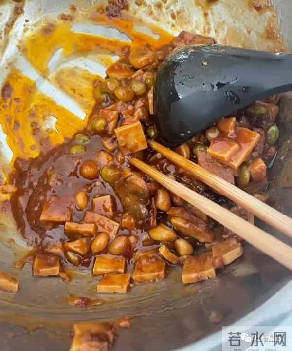 2岁女孩把蛇干当玩具吓跑妈妈