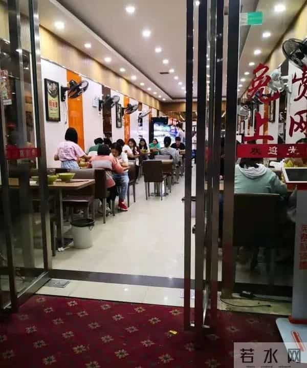 长沙学生自发前往倒塌事故地献花