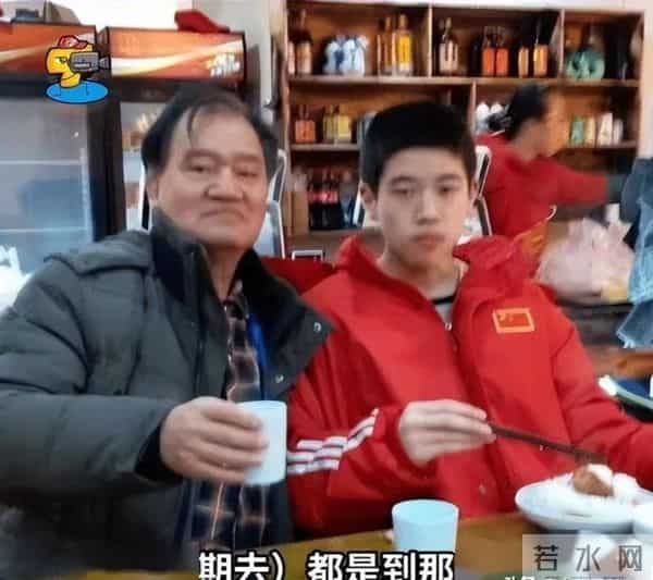 爷爷熬夜见证潘展乐破世界纪录