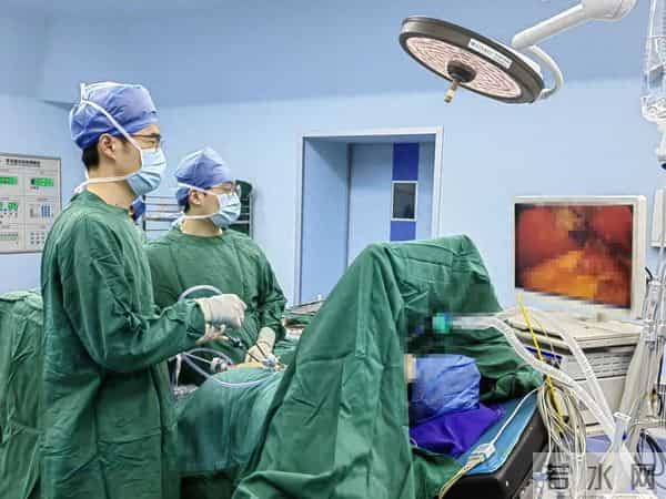 女子体内取出几百颗结石