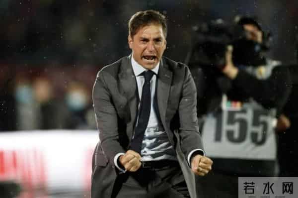 乌拉圭主教练颜值引热议