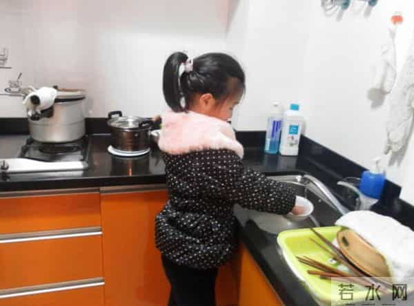 女子隔离留守二哈把婚房拆了