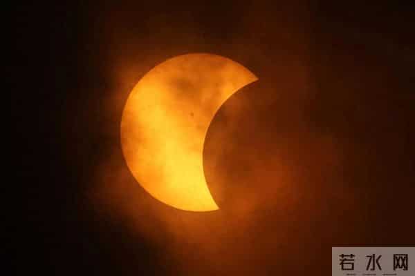美国日全食期间现不明飞行物