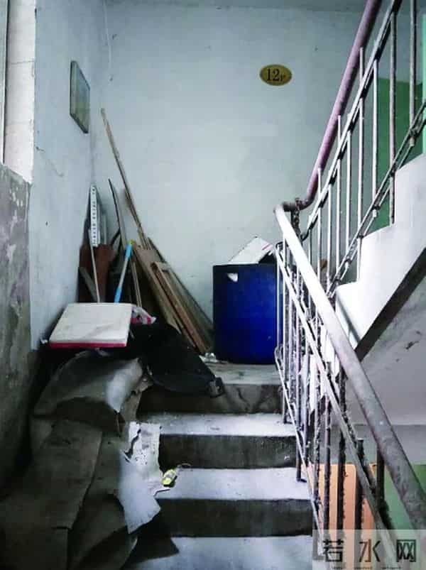 男子往楼道酸菜缸撒尿被拍