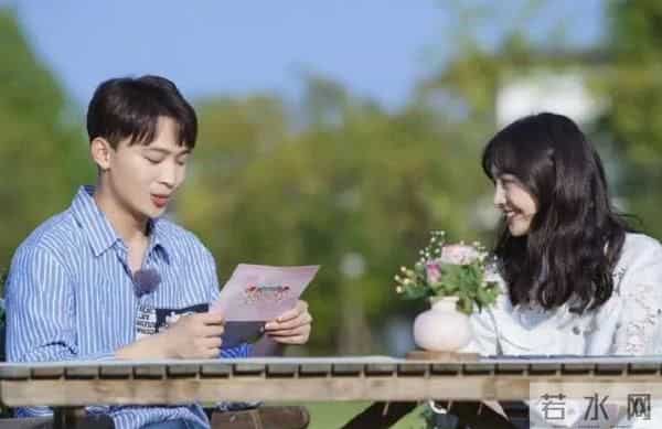 郑爽街头抽烟被拍