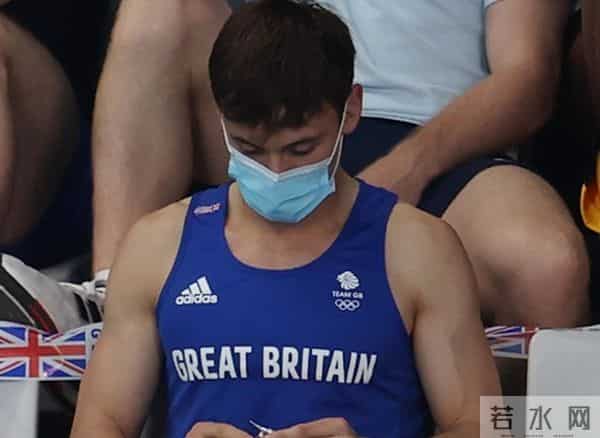 英国跳水名将戴利看台上为狗织毛衣
