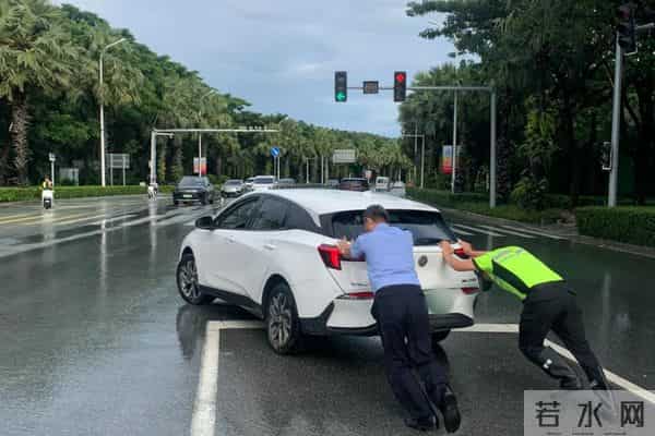 三亚暴雨 市民游客雨中有序做核酸