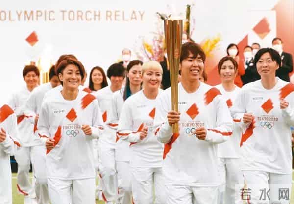 石原里美点燃奥运圣火盆