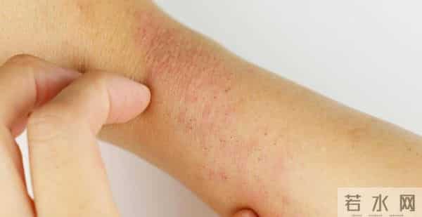 女子行业会议上怒揭化妆品补水谎言