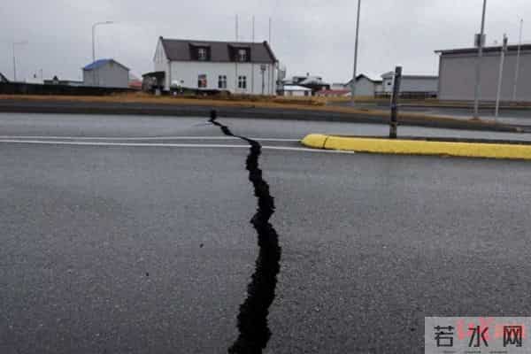 10天地震2万次 冰岛火山或将喷发