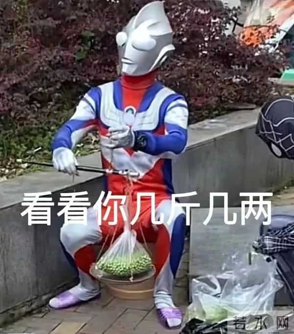 2岁女孩把蛇干当玩具吓跑妈妈