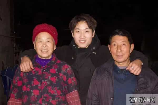 大学生送外卖赚1万多奖励自己游中国