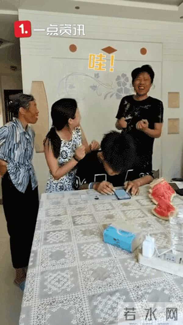 消防员查高考成绩队友紧张围观