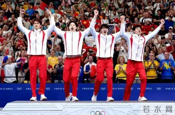 爷爷熬夜见证潘展乐破世界纪录