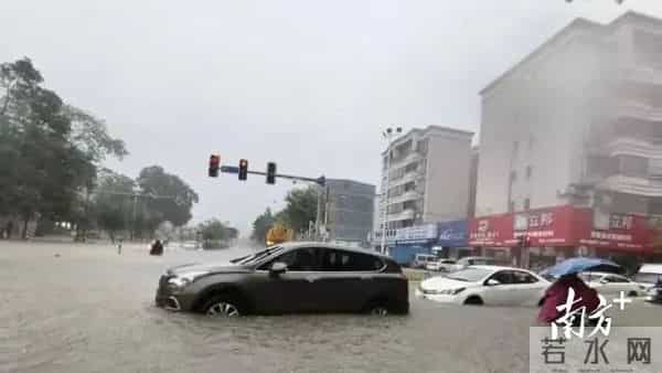 广东暴雨-街头积水市民骑车如渡河
