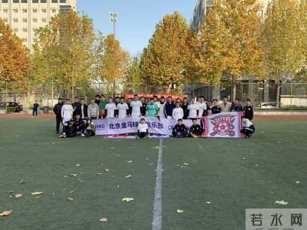 封校后保安大爷在操场开演唱会