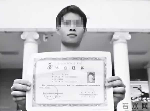 武汉一大学校门上跑火车？校方回应