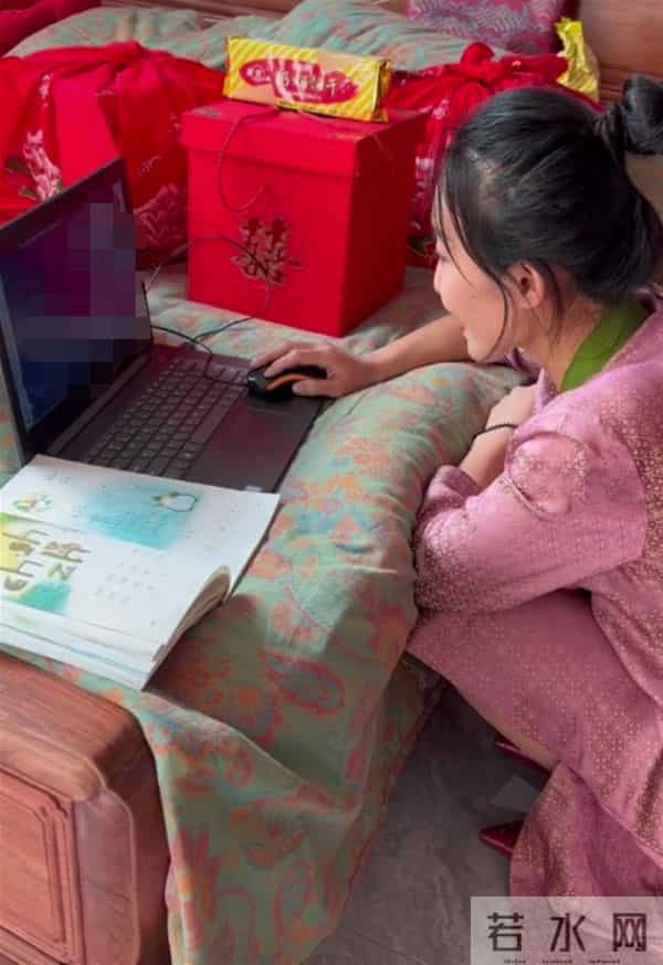 新娘回门宴穿旗袍给学生上网课