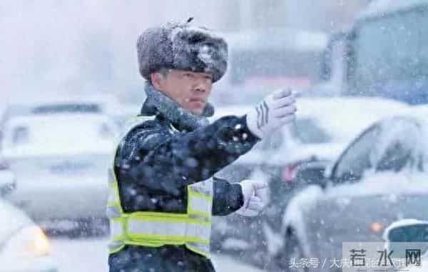 雪后刹车无效 司机一路顺滑下坡