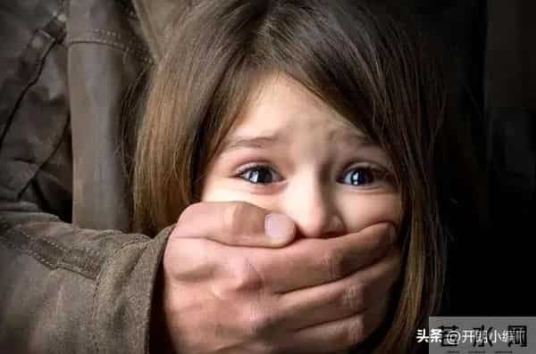 人贩子受审 谈及卖掉亲生子流眼泪