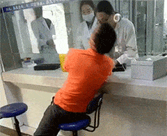 大妈跳广场舞把孩子栓栏杆上