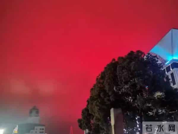 福州街头突现漫天红光