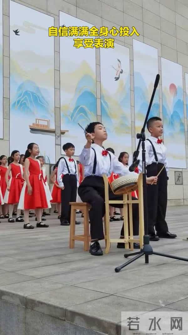 男孩六一表演化身表情包