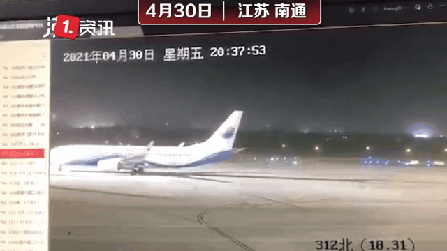 江苏大风吹飞机转圈