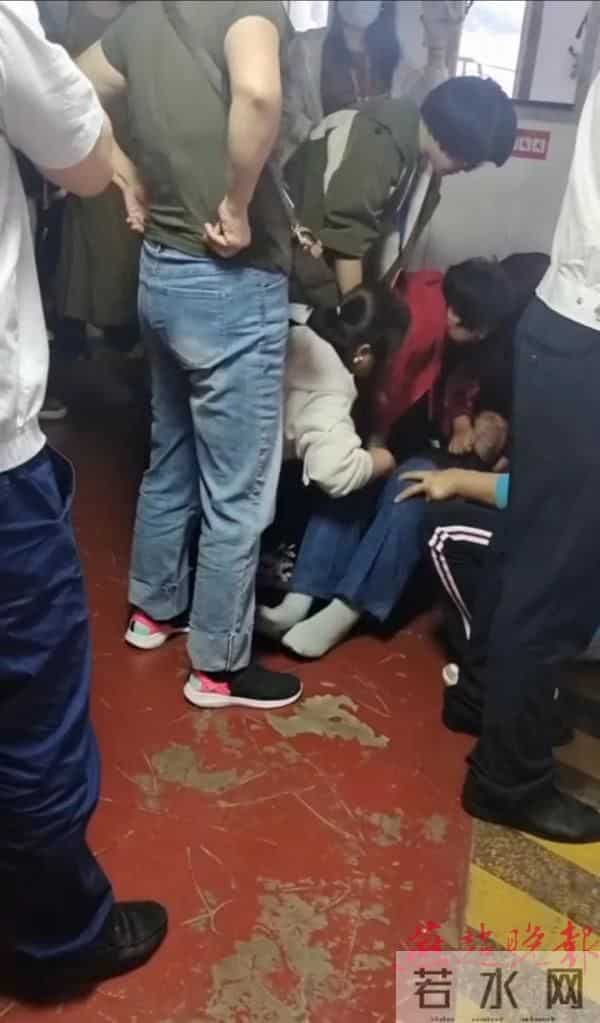 游客乘船遇西南浪晕倒一片