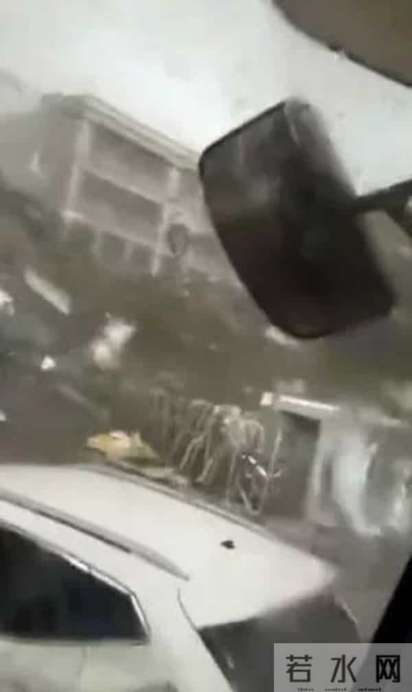 辽宁突发龙卷风 事发地在居民区附近