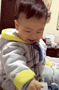 大妈跳广场舞把孩子栓栏杆上