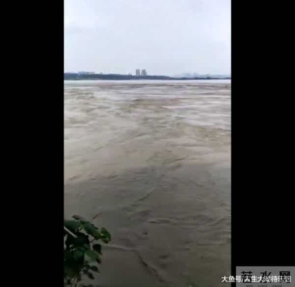 四川南充上演现实版大水冲龙王庙