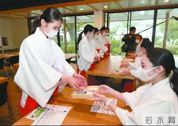 空姐被派去当巫女