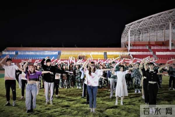 封校后保安大爷在操场开演唱会