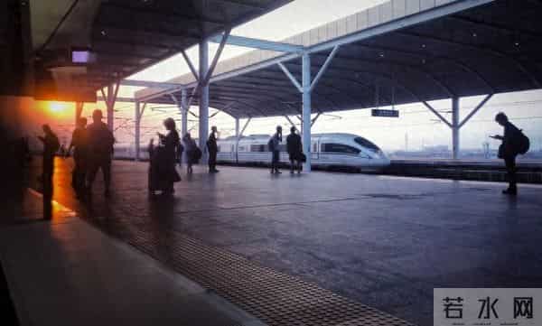 男子疑因抽烟错过高铁不停拍车门