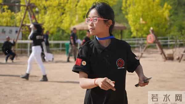 景区飞斧表演多次失误砸中人