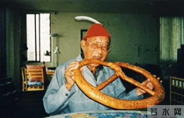 沈阳爆炸事故亲历者从公交车窗爬出