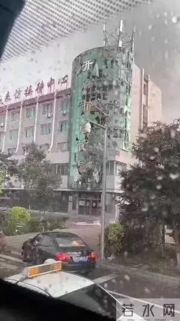 辽宁突发龙卷风 事发地在居民区附近