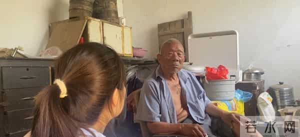 孙女帮八旬爷爷实现零食自由