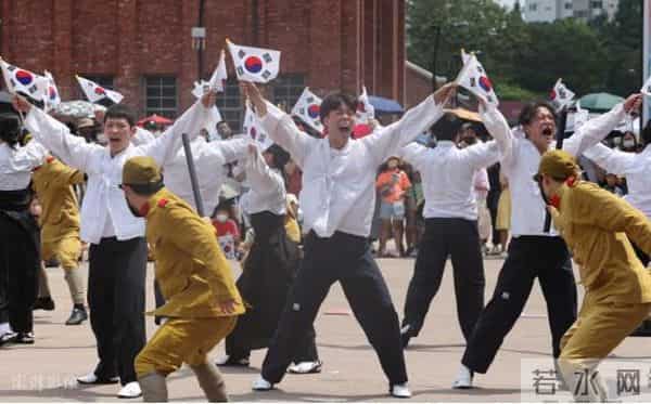 韩国民众当街表演痛打日军