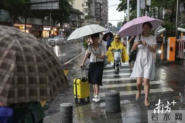 广东暴雨-街头积水市民骑车如渡河