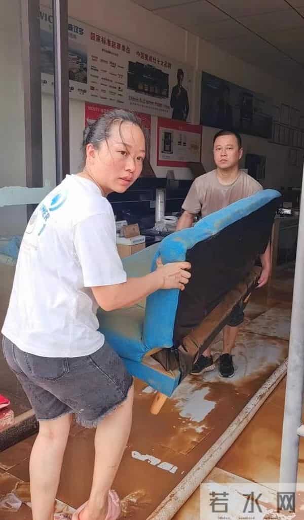 平江商户-没告诉孩子暑假作业被淹