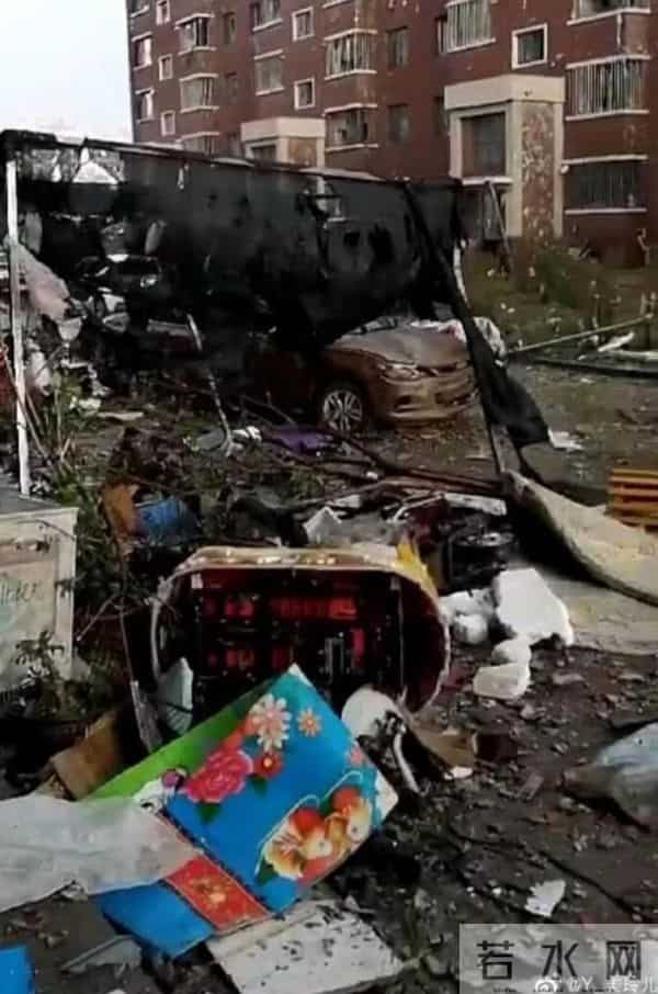 辽宁突发龙卷风 事发地在居民区附近