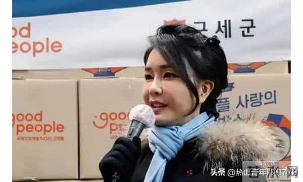 韩总统雨中撑伞不顾老婆