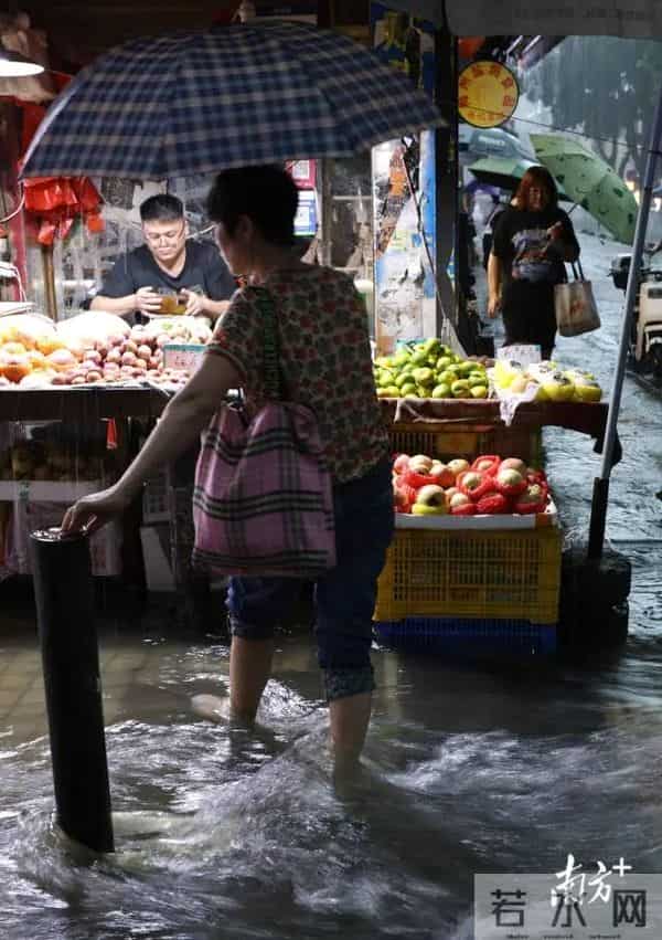 广东暴雨-街头积水市民骑车如渡河
