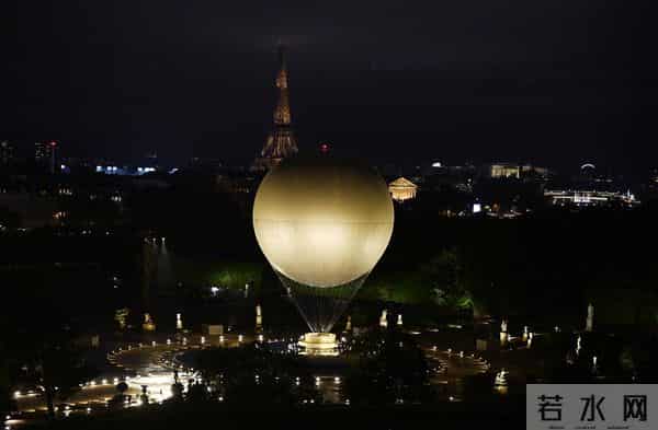 LADYGAGA像火烈鸟一样窜出来