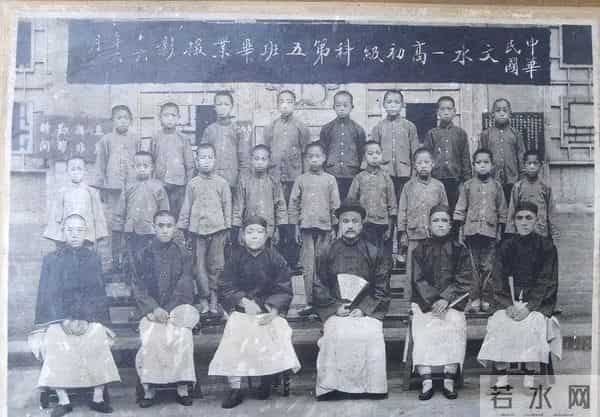 女生餐馆吃饭一抬头发现店家全午睡